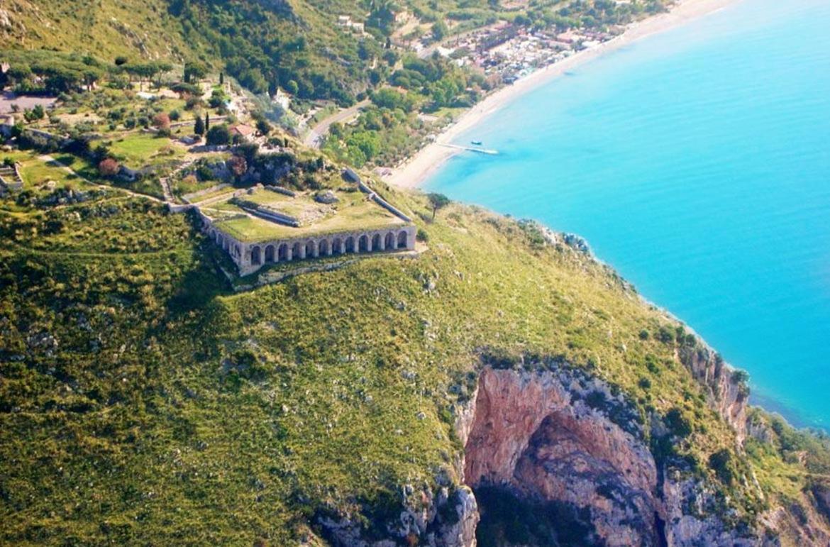 Incantevole Attico 1Minuto Dal Mare Wifi Netflix Terracina Exterior foto